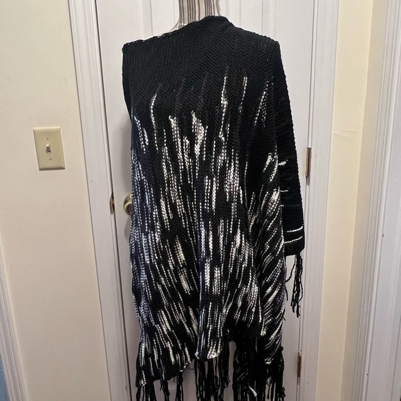 LuLaRoe Mimi Poncho Black and White NWT - Picture 1 of 3